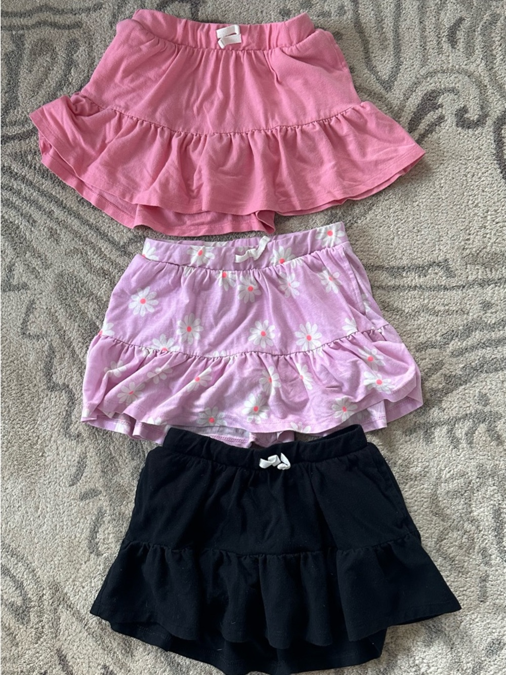 Cat & Jack Three-Pack Ruffle Skorts in Pink, Lavender Floral & Black. Size 6/7